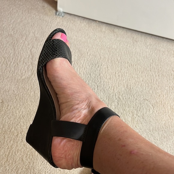 Black Wedge sandal on a faux snakeskin leather look. Ankle strap and gold clasp - Picture 4 of 12